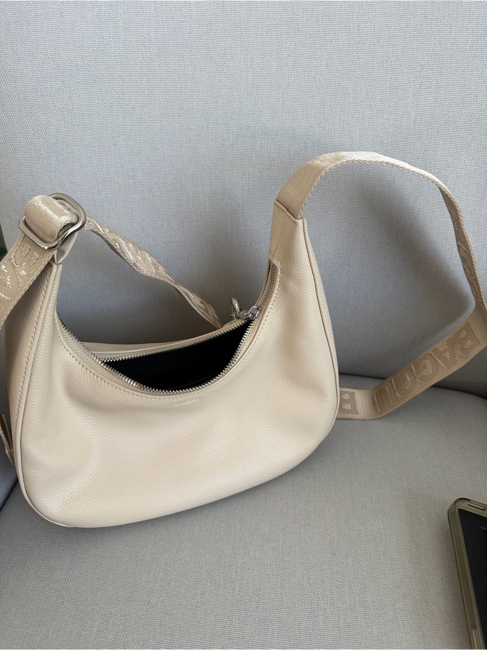 Baggu small leather crescent bag in stone - Picture 2 of 5